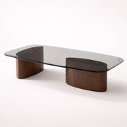 mesa de centro moderna con base de madera y tablero de vidrio curvado